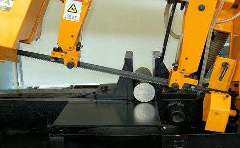 龙南数控带锯床自动送料精度会出现偏差吗？